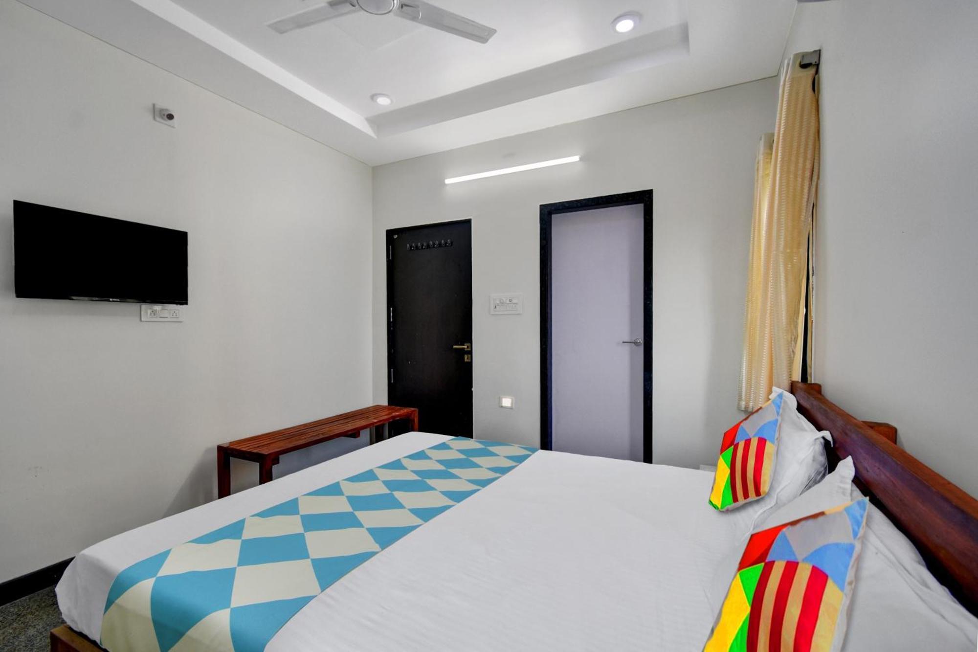 Oyo Home Msr Guest Inn Homestay 넬로르 외부 사진